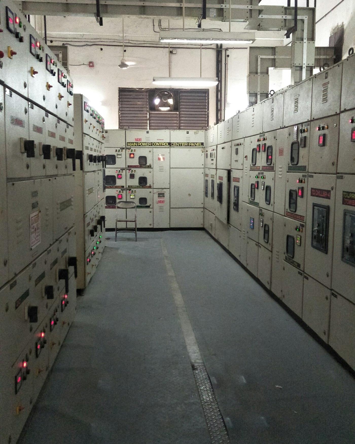 Cuarto de tableros eléctricos en una planta