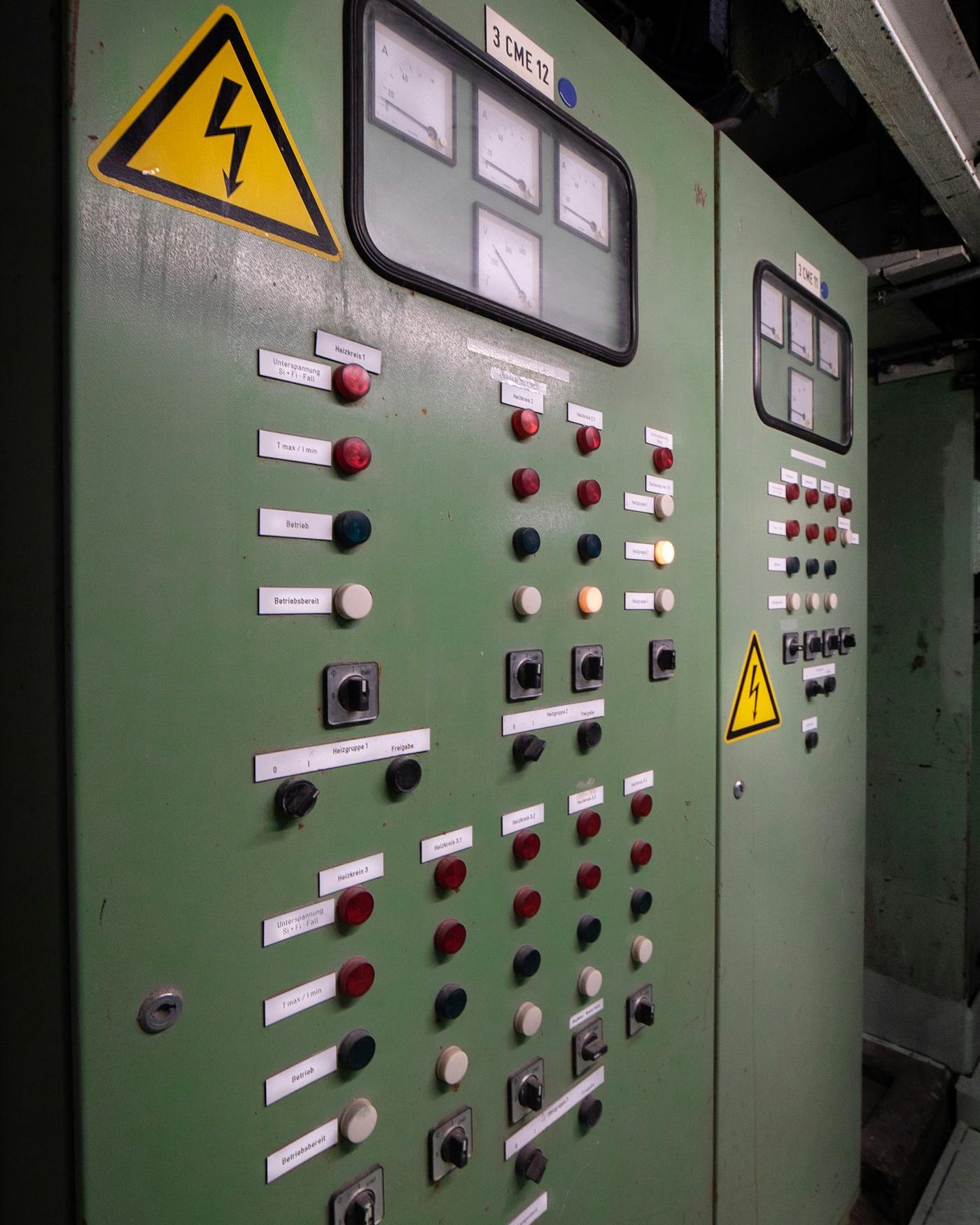Tablero de control industrial con indicadores